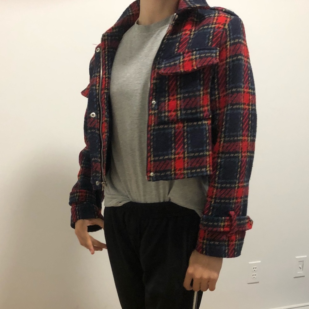Cropped plaid jacket with zipper and clasps